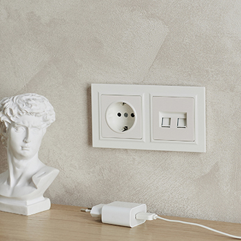 рамка 2-постовая IEK РУ-2-БрБ-44 Brite - пример установки