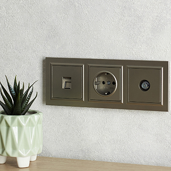 рамка 3-постовая IEK РУ-3-БрШ Brite - пример установки