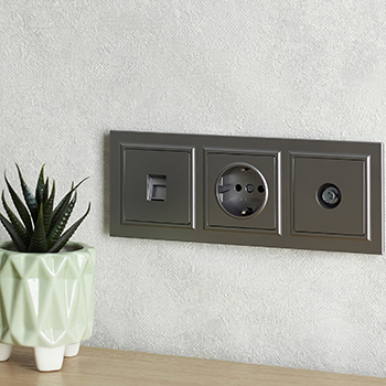 рамка 3-постовая IEK РУ-3-БрC Brite - пример установки