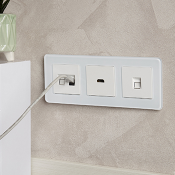 рамка 3-постовая IEK РУ-3-2-Бр стекло белый RE Brite - пример установки