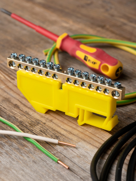 Шина нулевая 6*9 14групп DIN-изолятор типа "Стойка" желтый на DIN-рейку EKF 