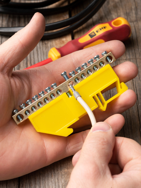 Шина нулевая 6*9 14групп DIN-изолятор типа "Стойка" желтый на DIN-рейку EKF 