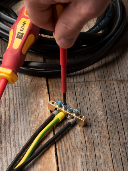 Шина нулевая 6*9 4групп без изолятора винтовой по краям EKF 